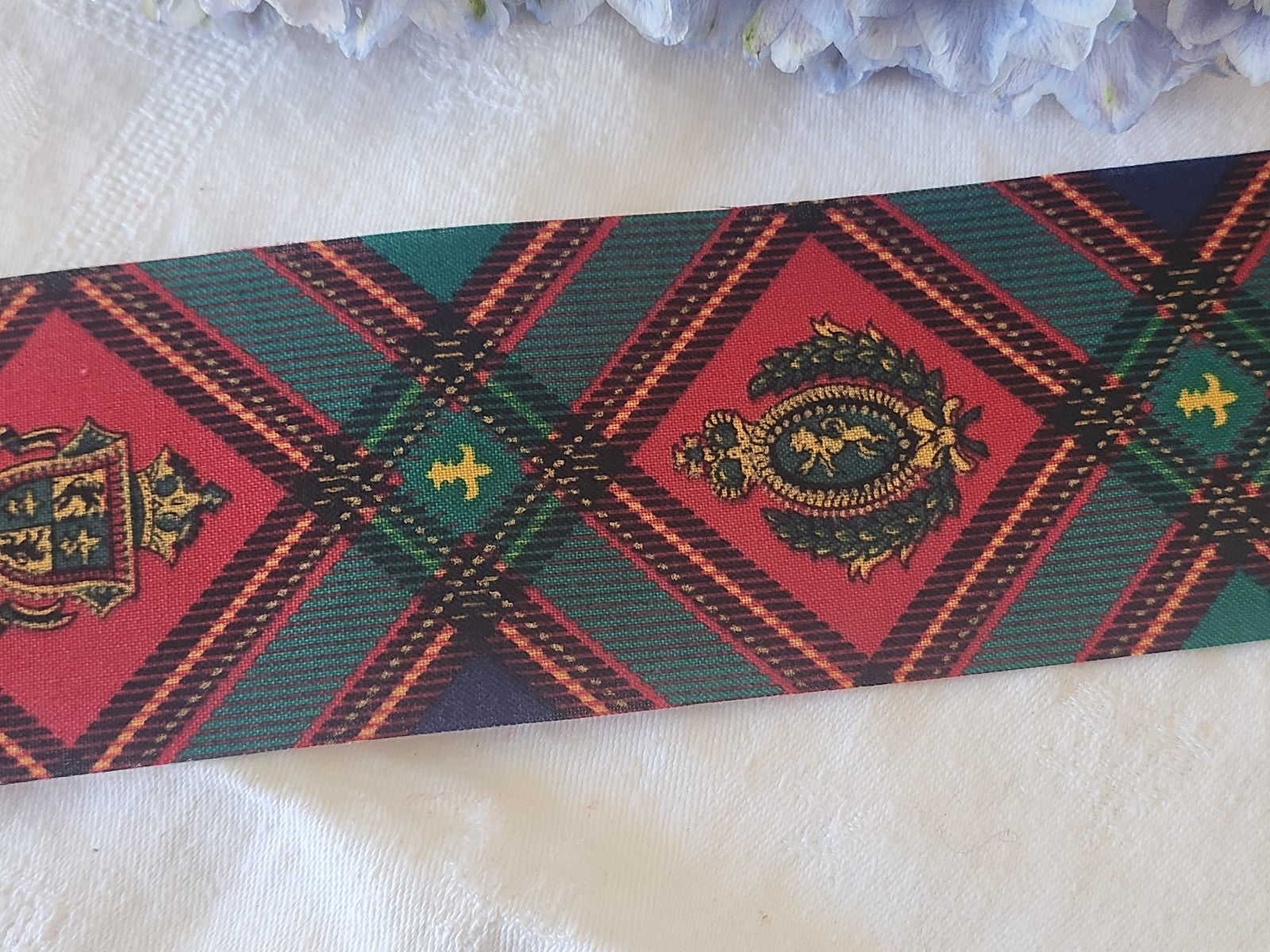 Large galon ruban  ancien ecossais blason armoirie  2 métres sur 6,7 cm B9