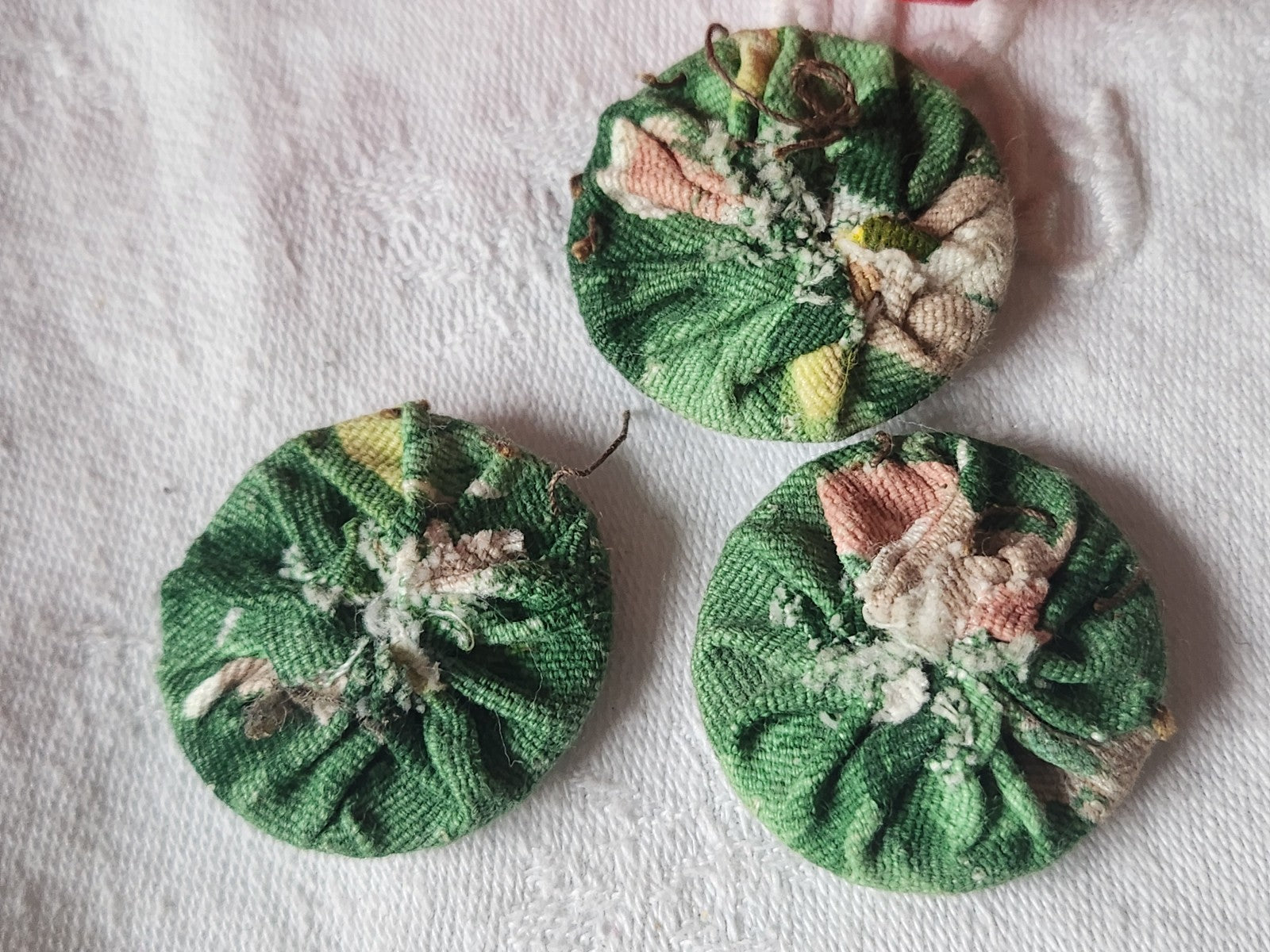 Trio gros boutons anciens  tissu vintage  pied 3,3 cm ref 400
