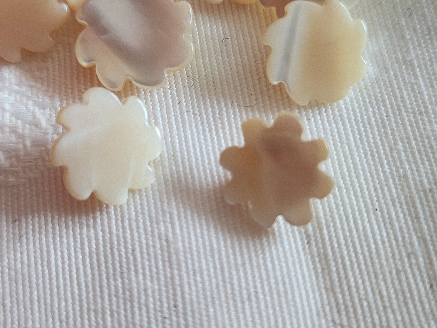 Collection lot 8 boutons vintage en nacre beige  1,1 cm et 1,2 spirale ref 6407