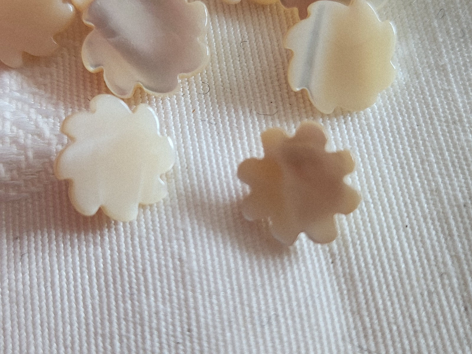 Collection lot 8 boutons vintage en nacre beige  1,1 cm et 1,2 spirale ref 6407