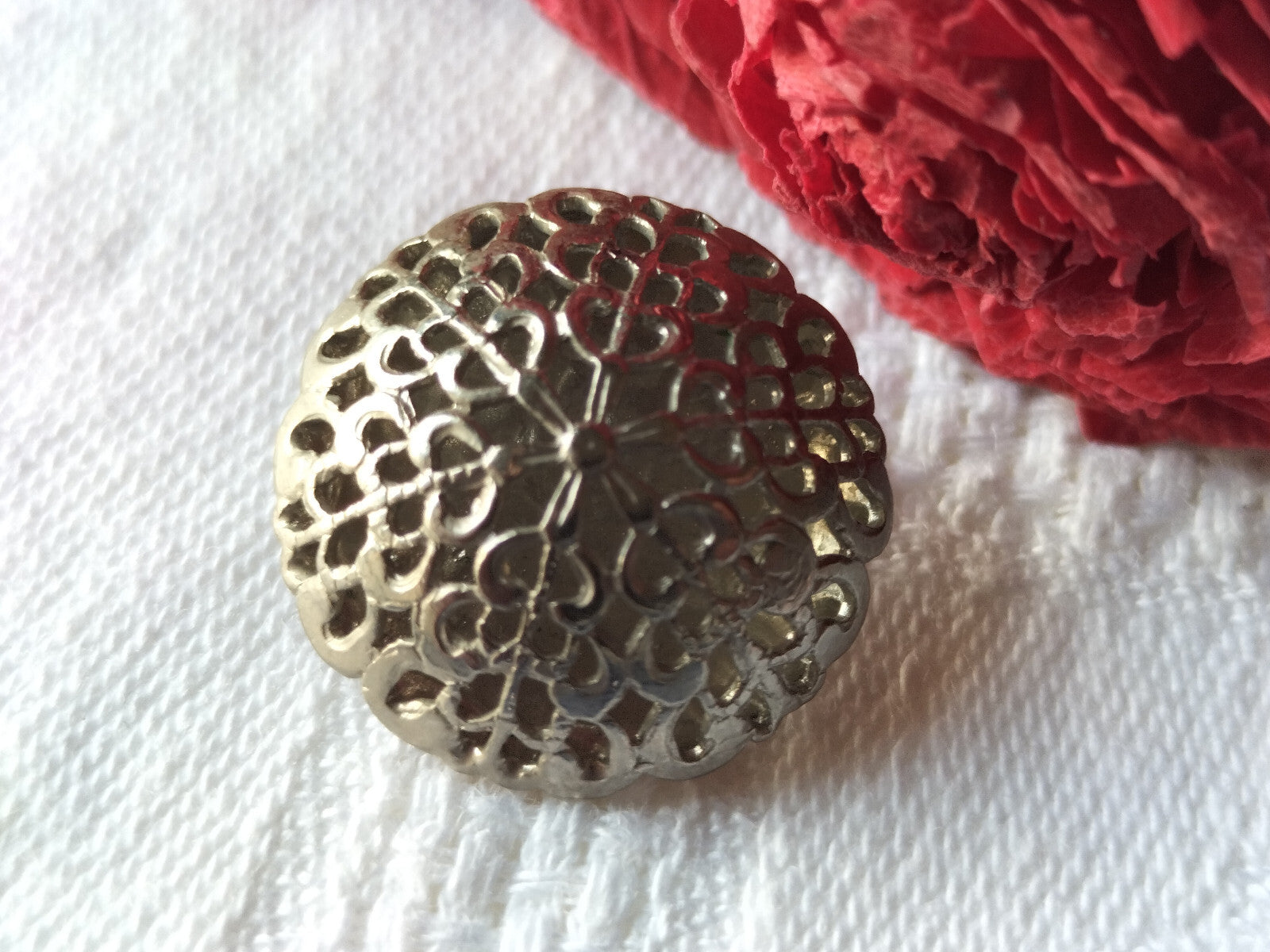Bouton anciens en métal ajouré 2,1 cm dentelle argenté  vintage G4B