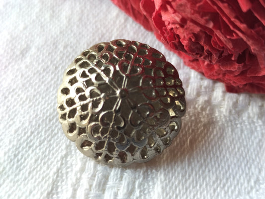 Bouton anciens en métal ajouré 2,1 cm dentelle argenté  vintage G4B