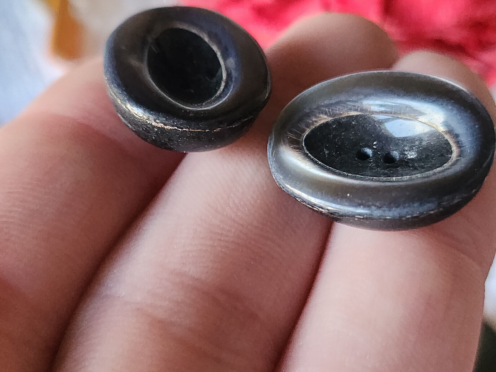 Collection duo boutons anciens nacre et resine  1,7 sur 2,2 cm D9T