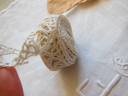 Dentelle ancienne entre deux aérée 3 mètres sur 2,1 cm T2-30