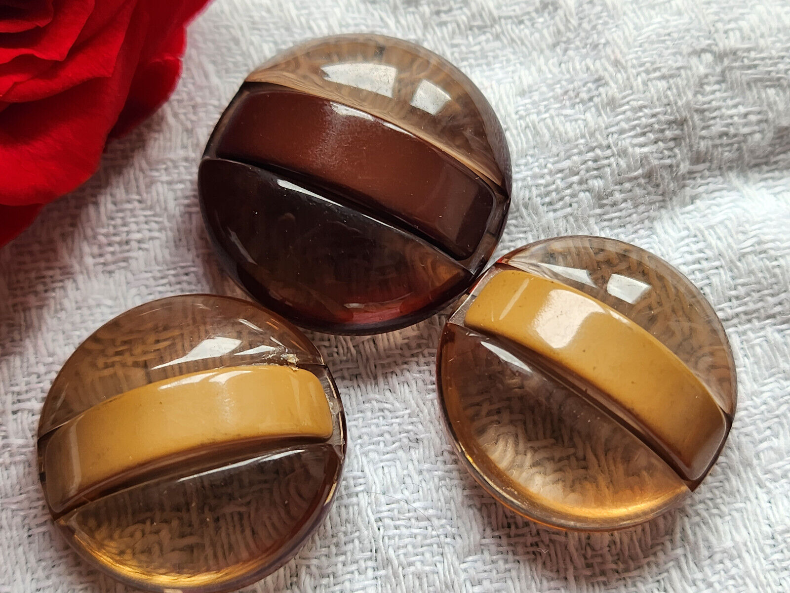 trio boutons vintage bombé transparent  marron pied  2,2 et 2,5  cm ref 6060