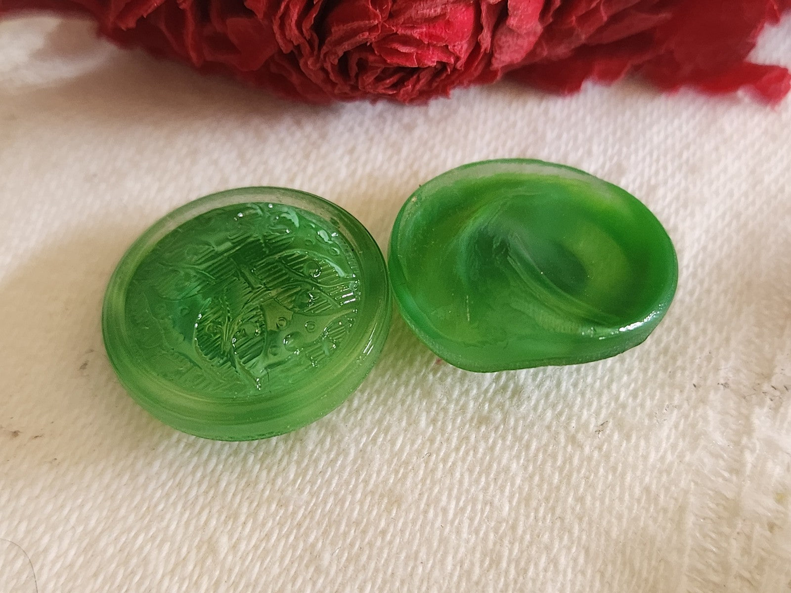 Duo boutons vintage en verre  laiteux vert travaillé 1,7 cm G7J