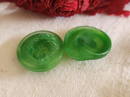 Duo boutons vintage en verre  laiteux vert travaillé 1,7 cm G7J