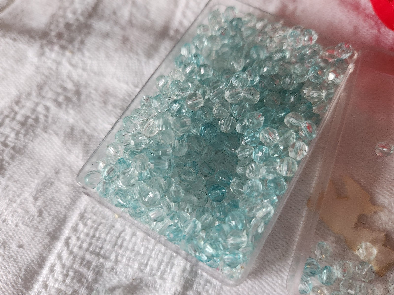 Lot environ 14 grammes de perles de toupie acrylique bleu 3 mm  n°23