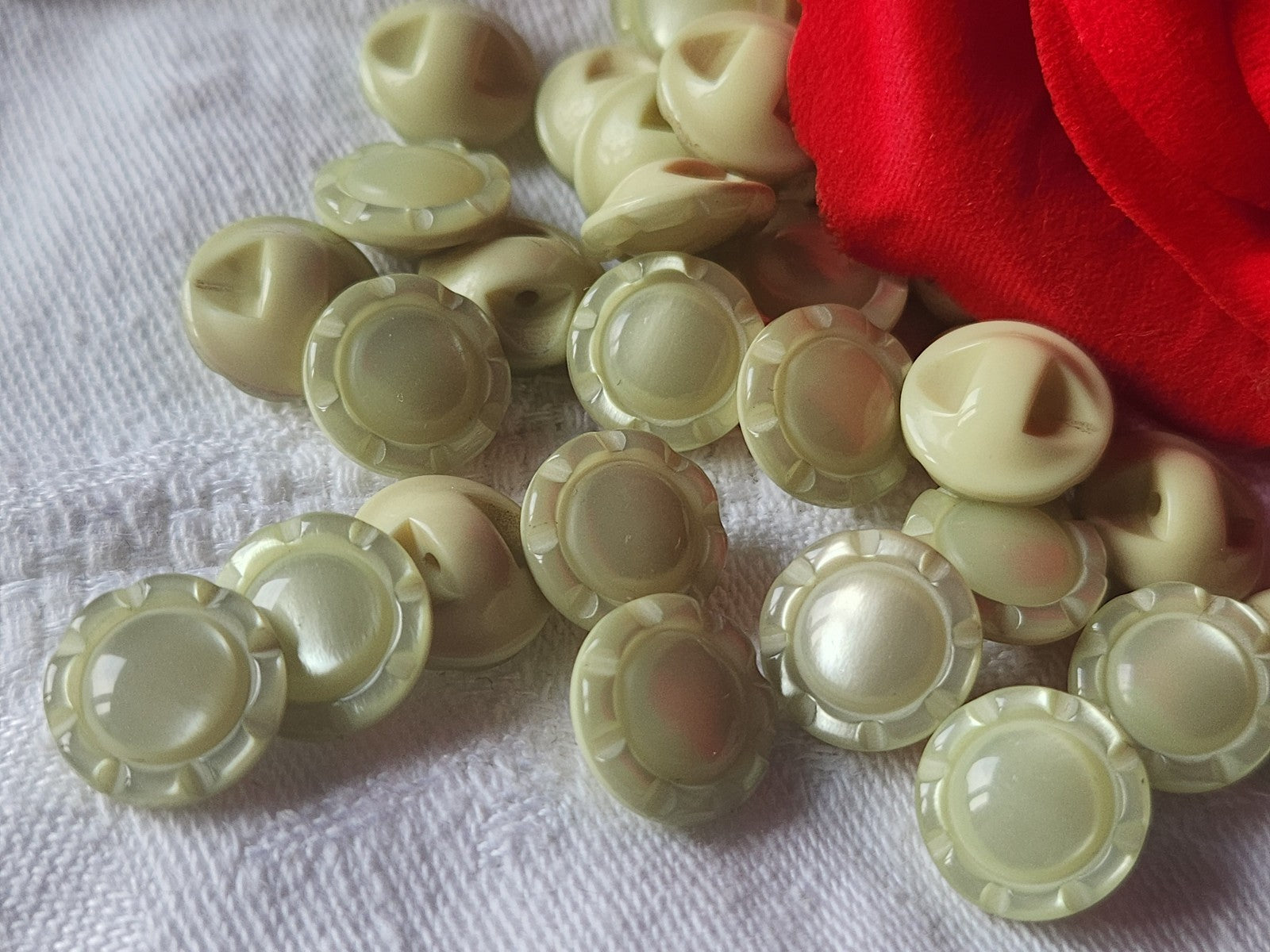 Lot 15 boutons vintage vert  lumineux travaillé pied 1,2 cm ref 3048