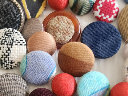 Lot 66 boutons anciens  tissu vintage panaché pied 1 à 2,9 cm ref  6227