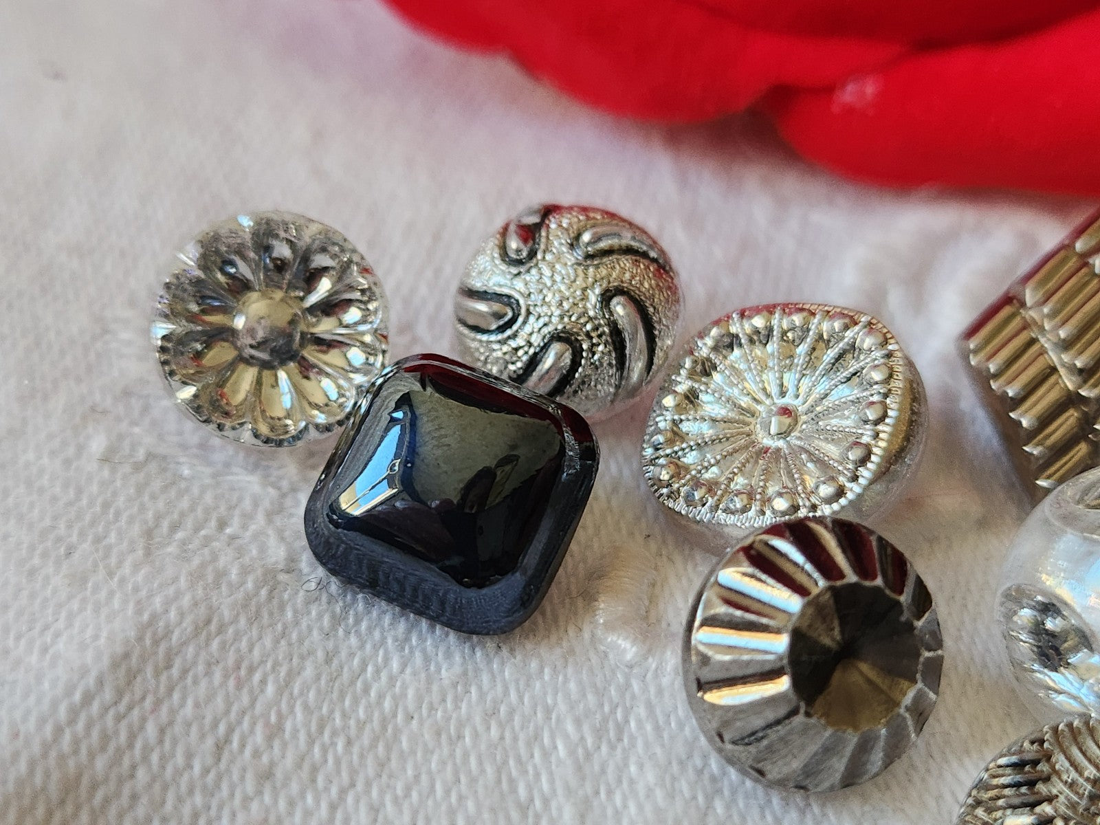 Lot 10 boutons anciens en verre argenté panaché 1,1 à 1,4 cm ref 1693