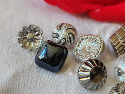 Lot 10 boutons anciens en verre argenté panaché 1,1 à 1,4 cm ref 1693