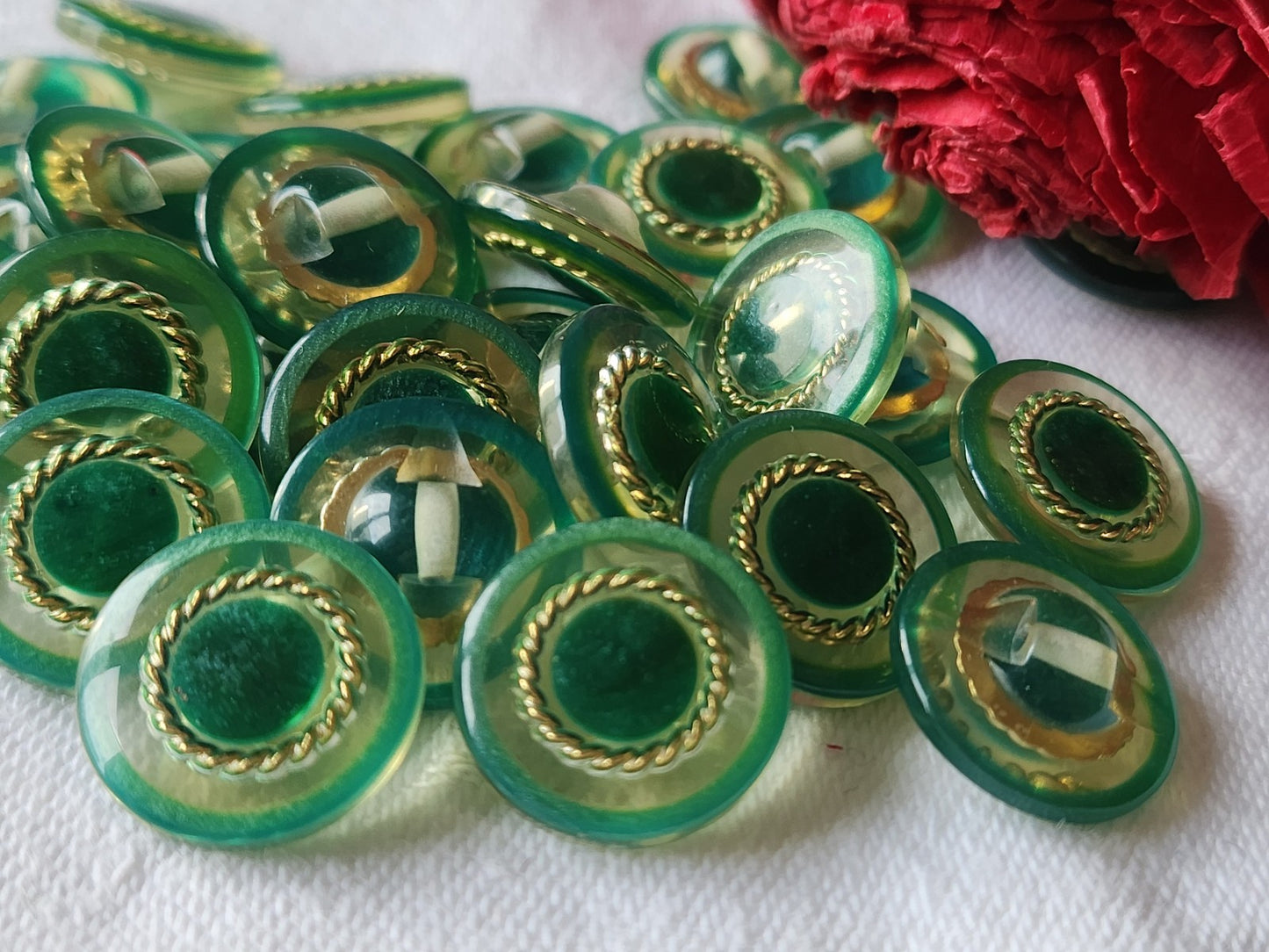 Lot 14 boutons vintage à pied vert inclusion 1,5 cm ref 3671