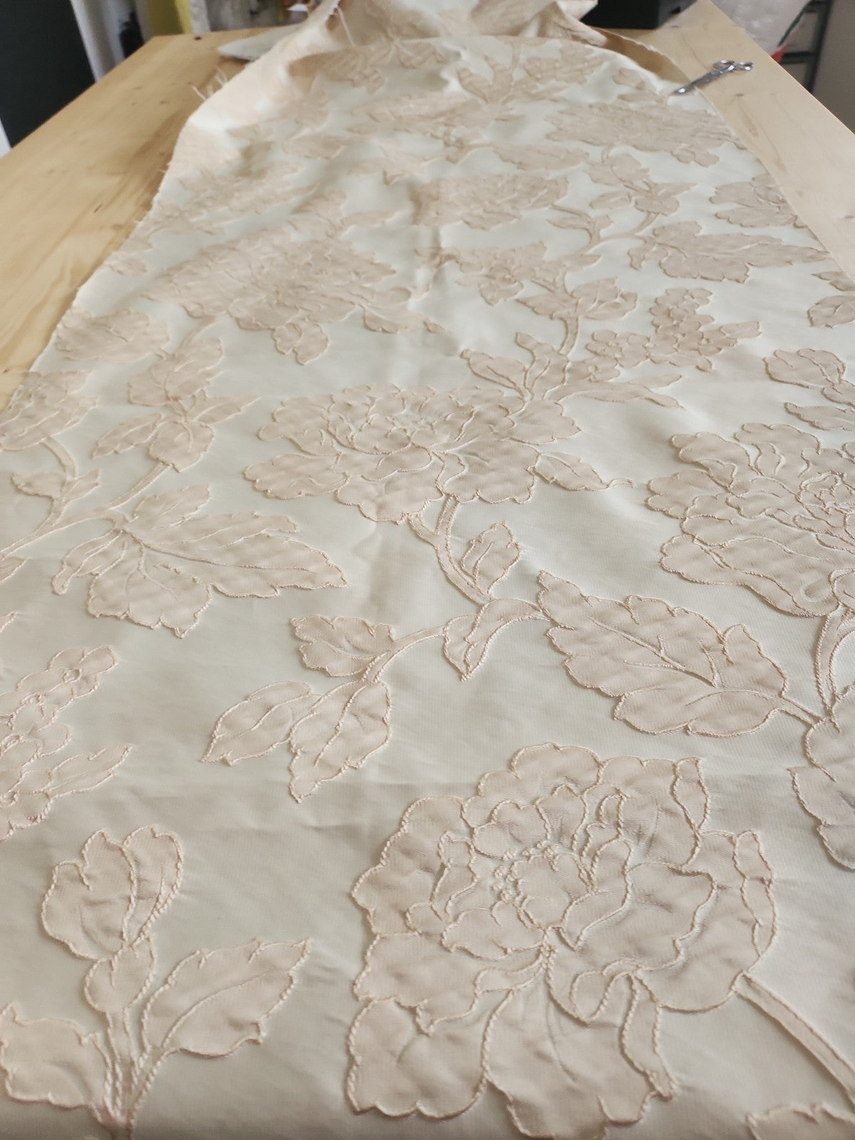 Ancien coupon de tissu damassé beige écru relief 205 cm sur 61 cm B5