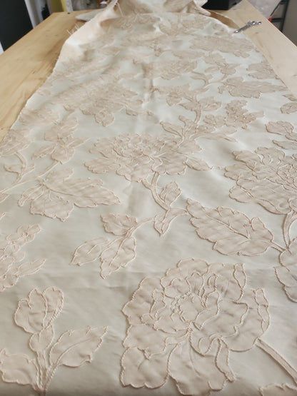 Ancien coupon de tissu damassé beige écru relief 205 cm sur 61 cm B5