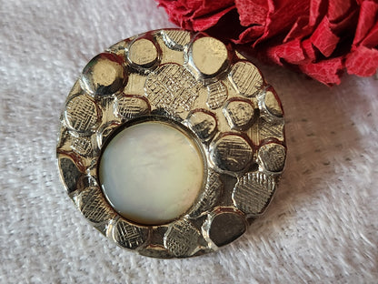 Gros bouton ancien metal argenté  coeur en nacre 2,5 cm  pied  ref 2992