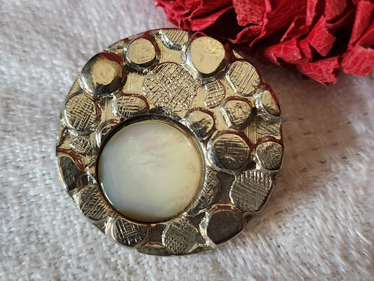 Gros bouton ancien metal argenté  coeur en nacre 2,5 cm  pied  ref 2992