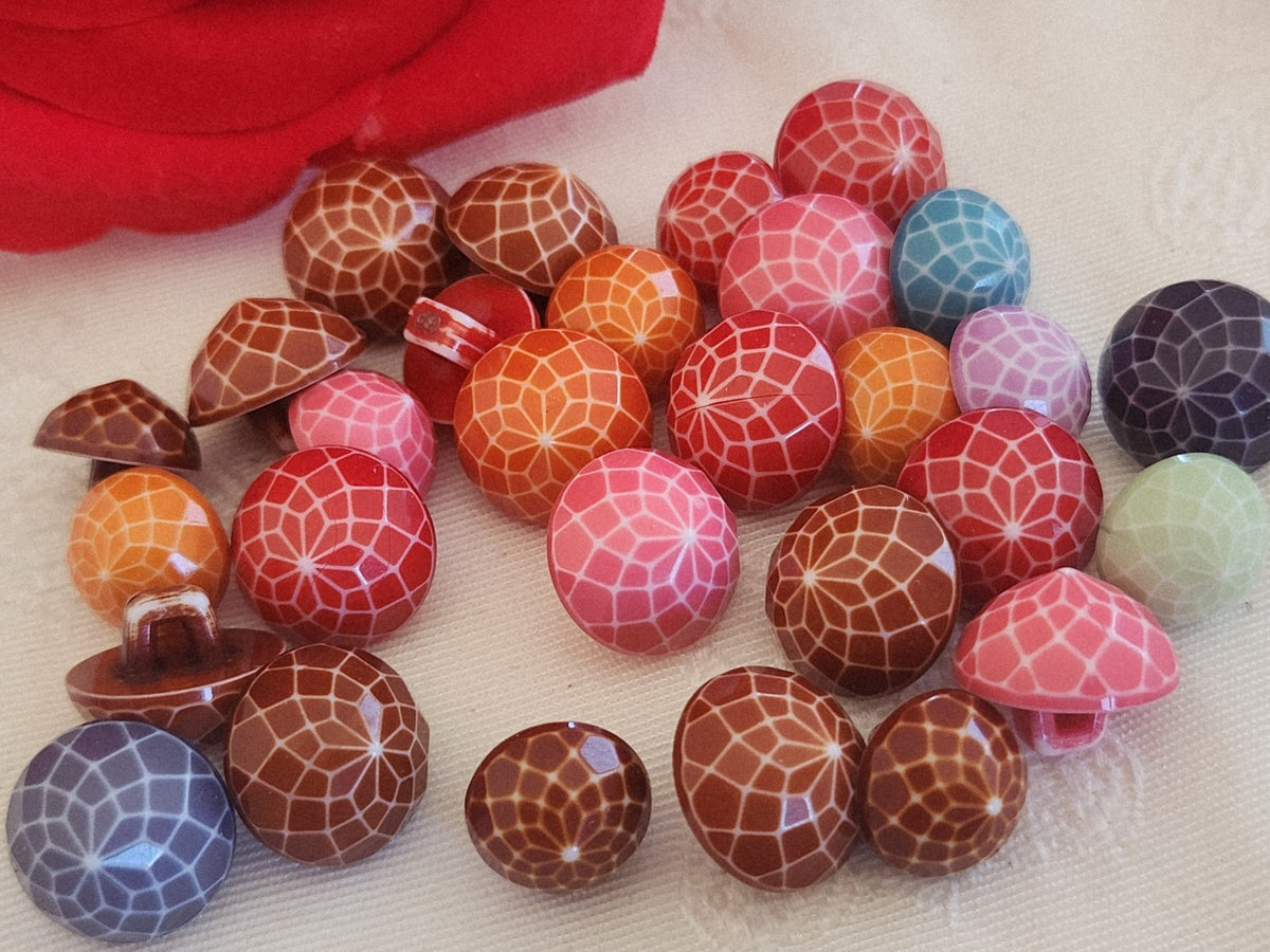 Lot 28 boutons panaché assortiment pied 1,1 à 1,4 cm ref 6295