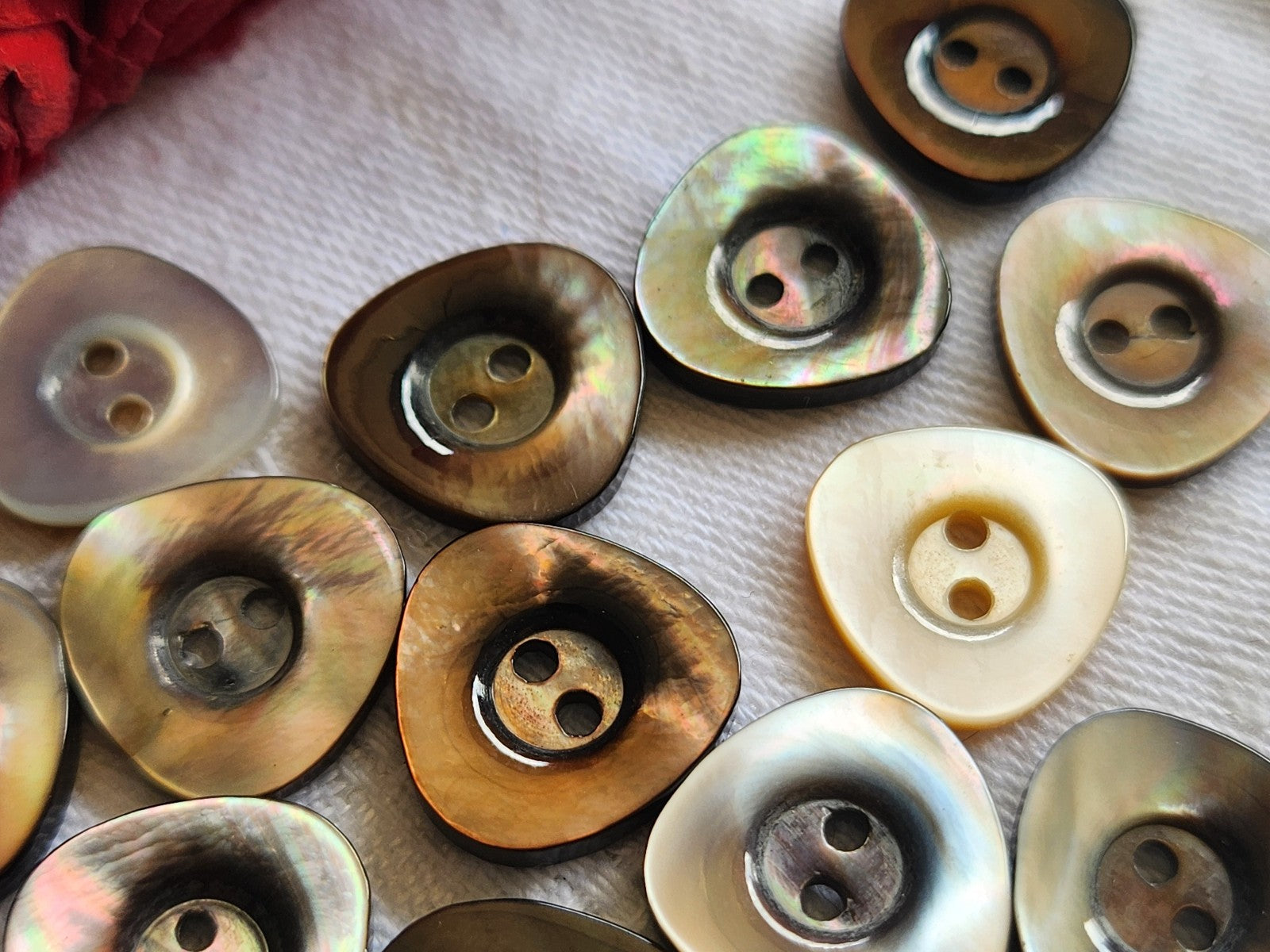 Lot 13 boutons vintage en nacre forme originale panaché 1,5 cm ref 1408