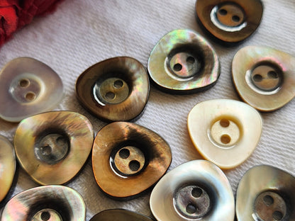 Lot 13 boutons vintage en nacre forme originale panaché 1,5 cm ref 1408