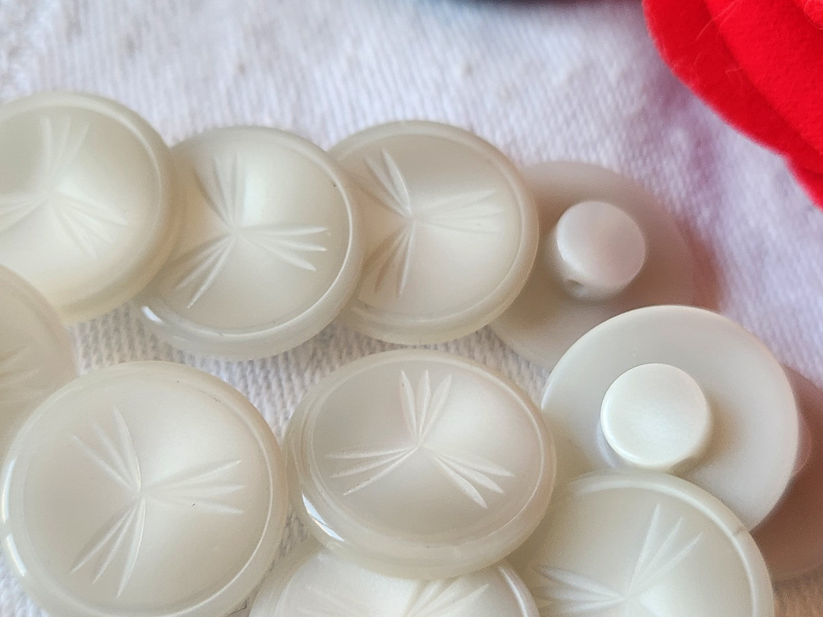Lot 10 boutons vintage gris motif pied transparent 1,8 cm ref 586