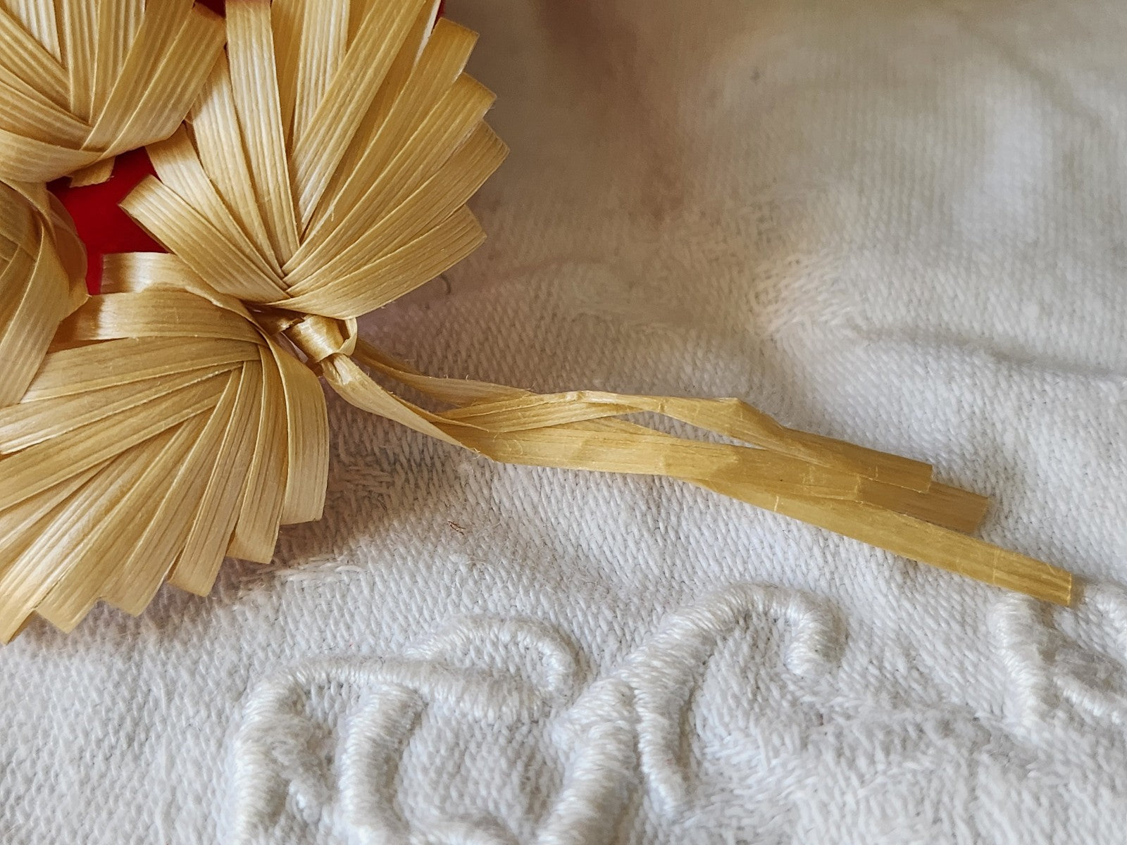 Ancien ornement chapeau creation modiste fleur rafia beige T0-13