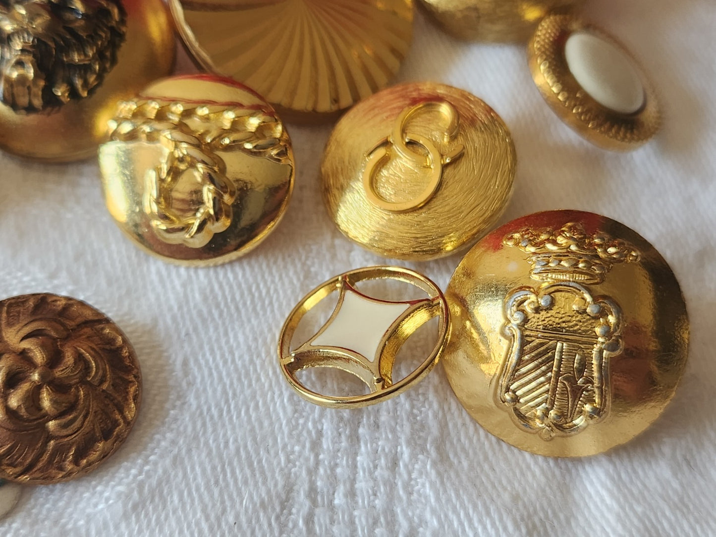 Lot 11 boutons vintage en métal doré panaché 1,5 à 2,5 cm ref 6062