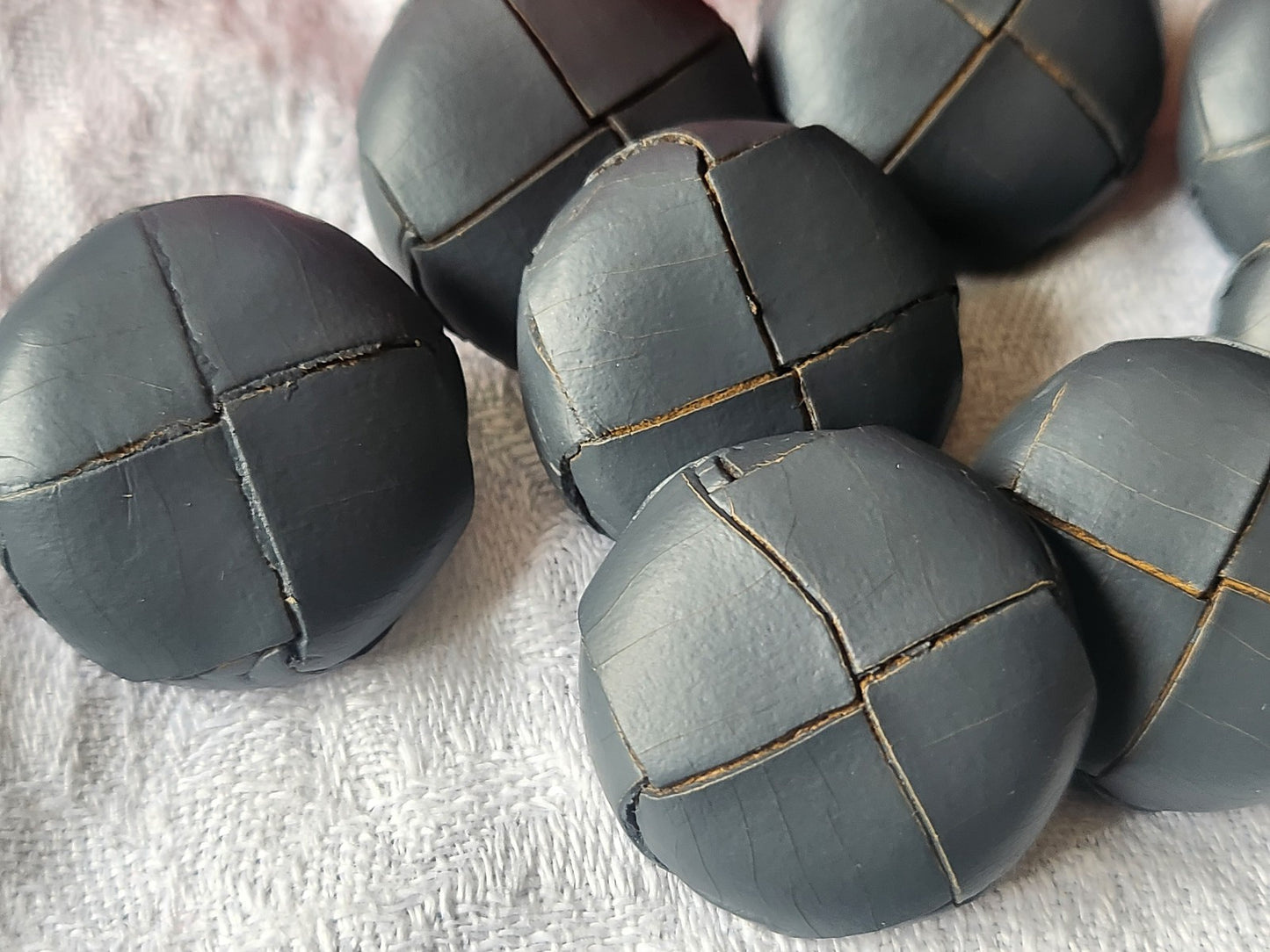 Lot 8 gros boutons anciens en cuir  gris  à pied grelot 2,5 cm  ref 5456