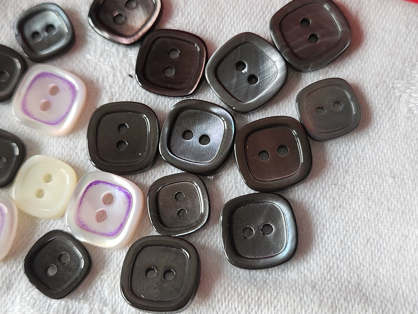 Lot 20 boutons anciens en nacre carré panaché trous 1 cm sur 1,3 cm ref 1753