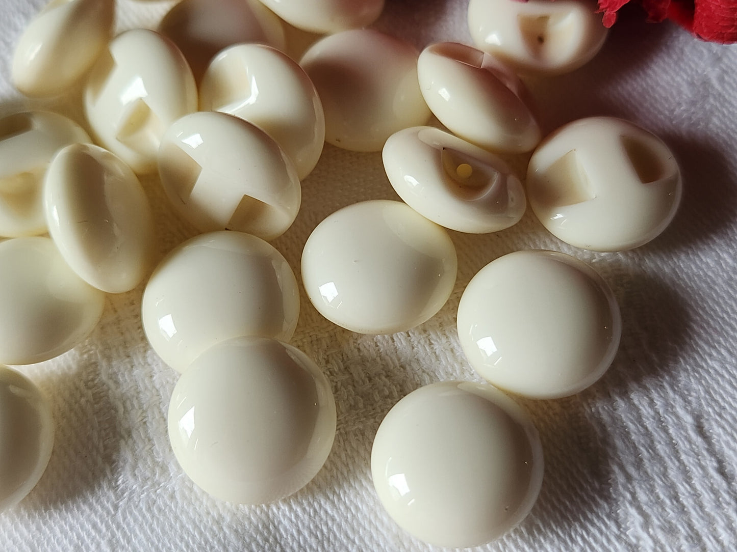 Lot 12  boutons vintage  créme blanc bombé pied 1,4/1,5 cm ref 3829
