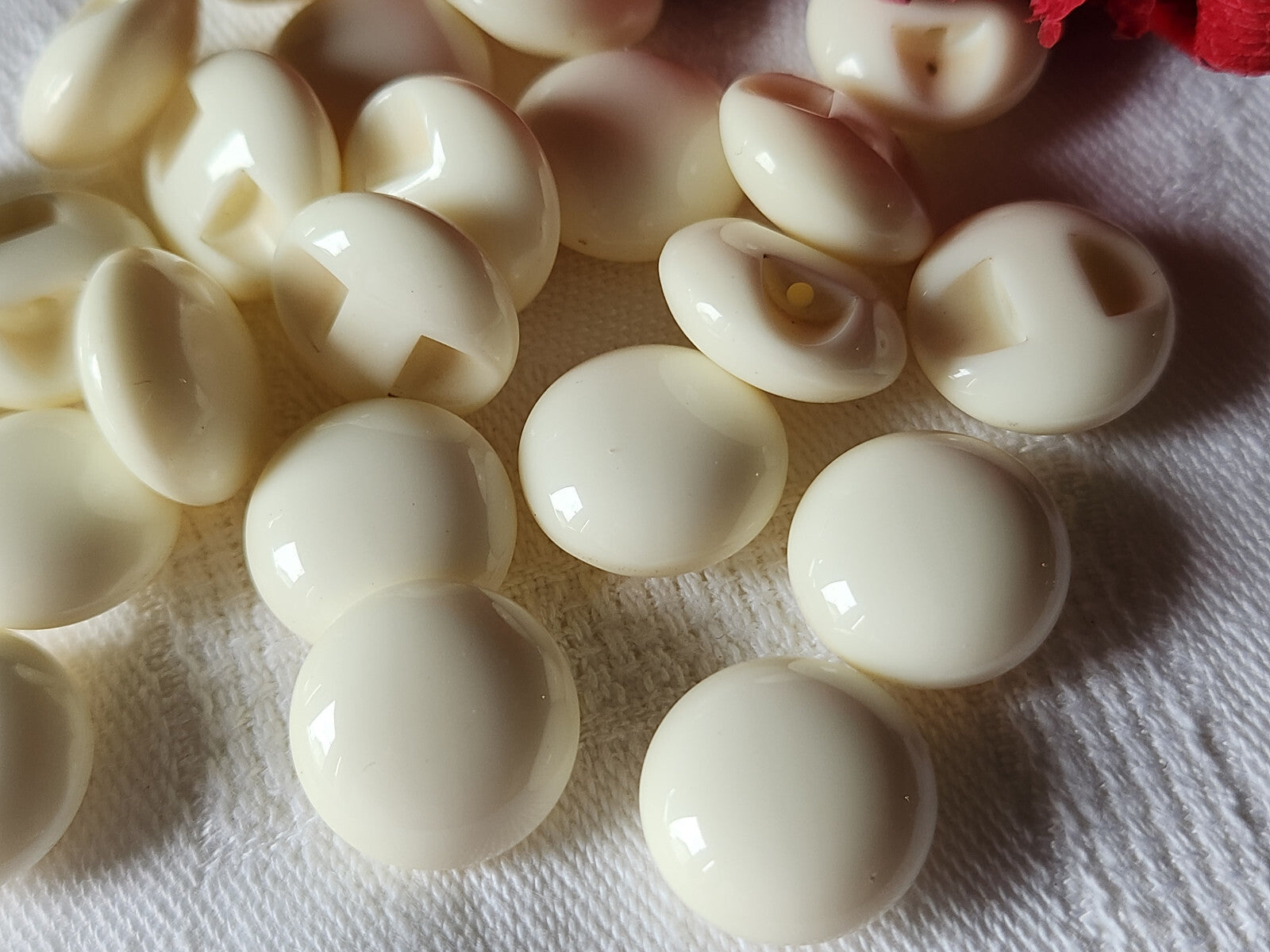 Lot 12  boutons vintage  créme blanc bombé pied 1,4/1,5 cm ref 3829