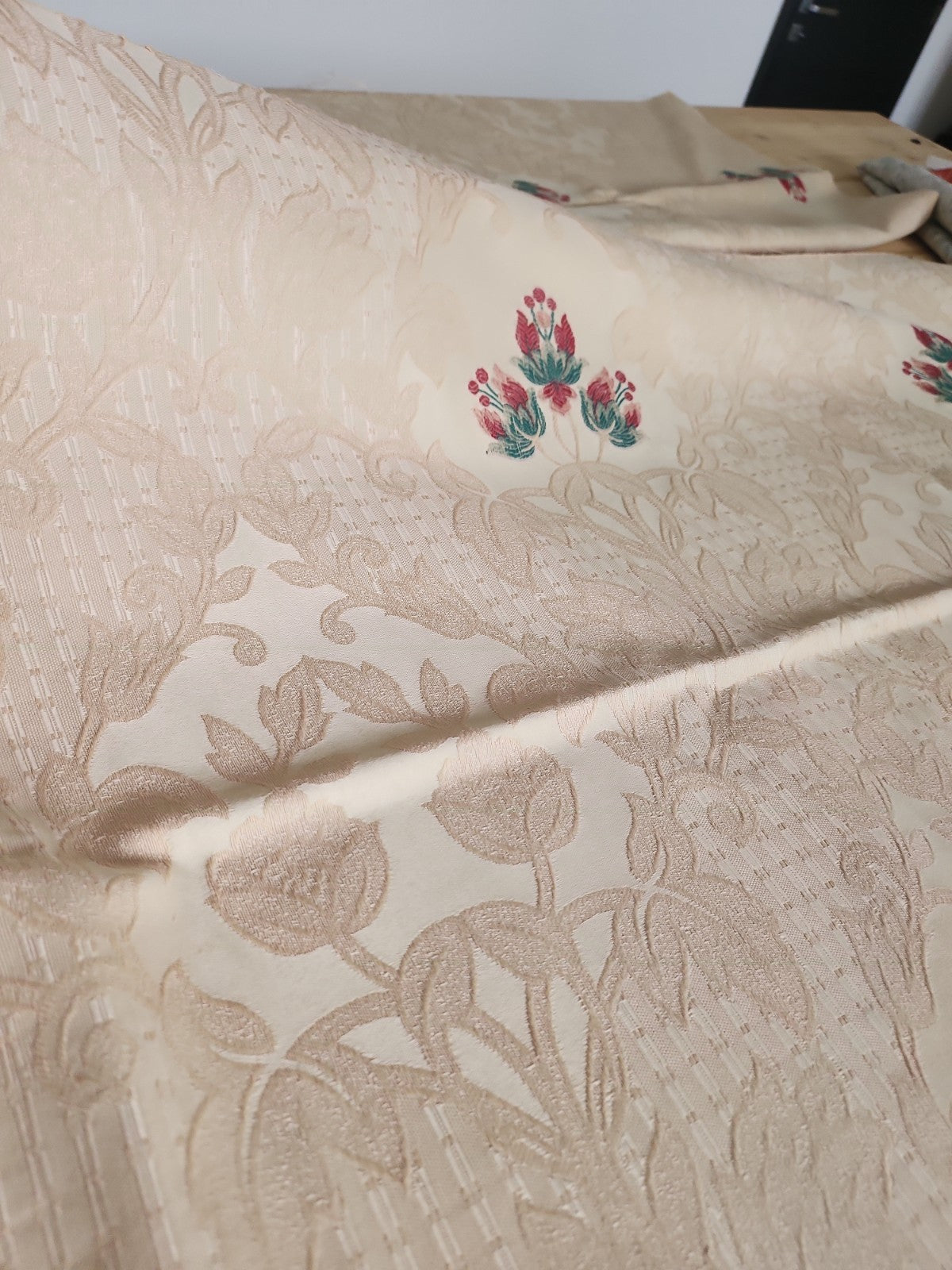 Deux coupons anciens tissu ecru damassé 1 m 90 sur 59 cm et 1  m 25 sur 44cm B4