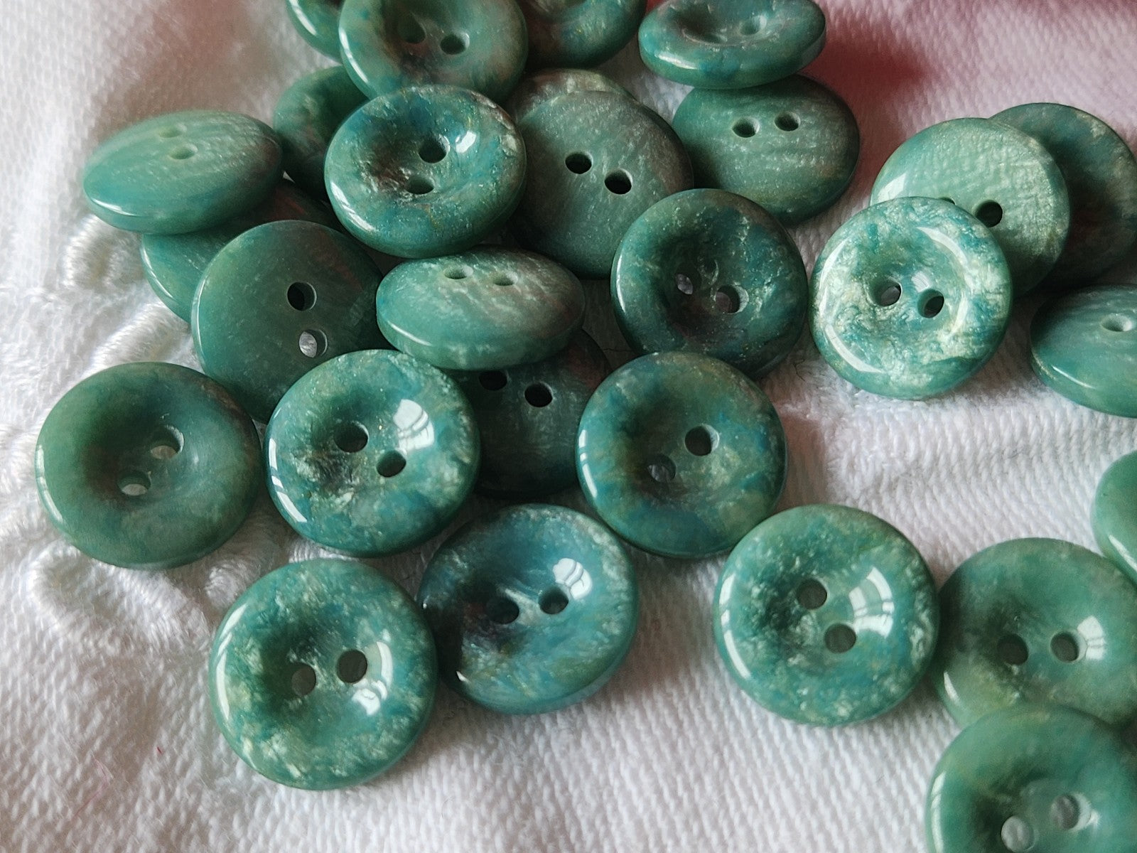 Lot 30 petits boutons vintage à trou bleu vert d'eau 1,2 cm ref 3567