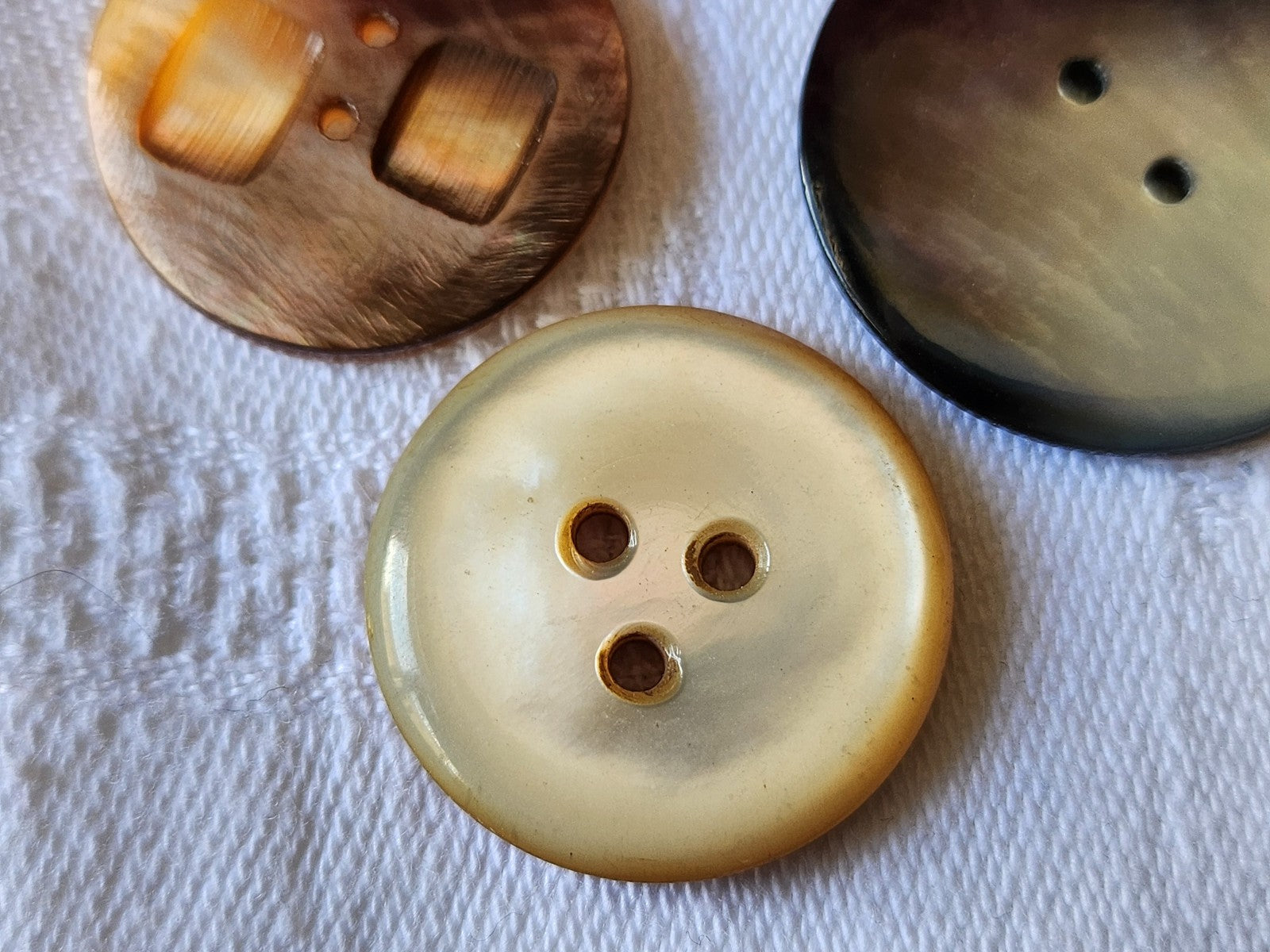 Trio boutons anciens en nacre à trous 2,3 et 2,7 cm G15F