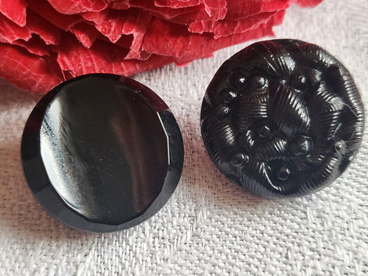 Duo boutons anciens en verre noir travaillé à pied 1,7/1,8  cm D18B