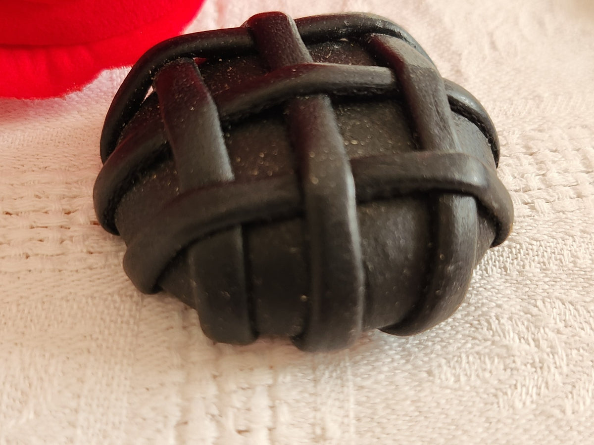 Gros bouton ancien en cuir 4,3 cm moir 43 mm parurier collection ref 6589