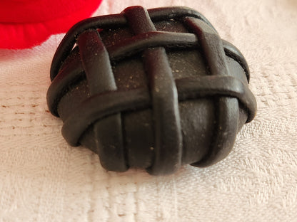 Gros bouton ancien en cuir 4,3 cm moir 43 mm parurier collection ref 6589