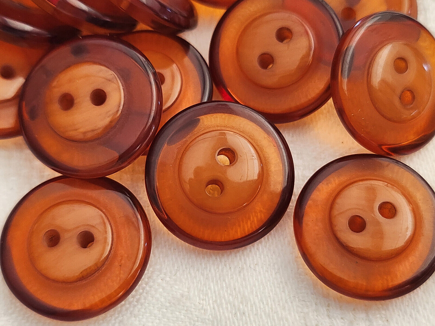 Lot 10 boutons vintage roux orangé trous épais 2 cm ref 343