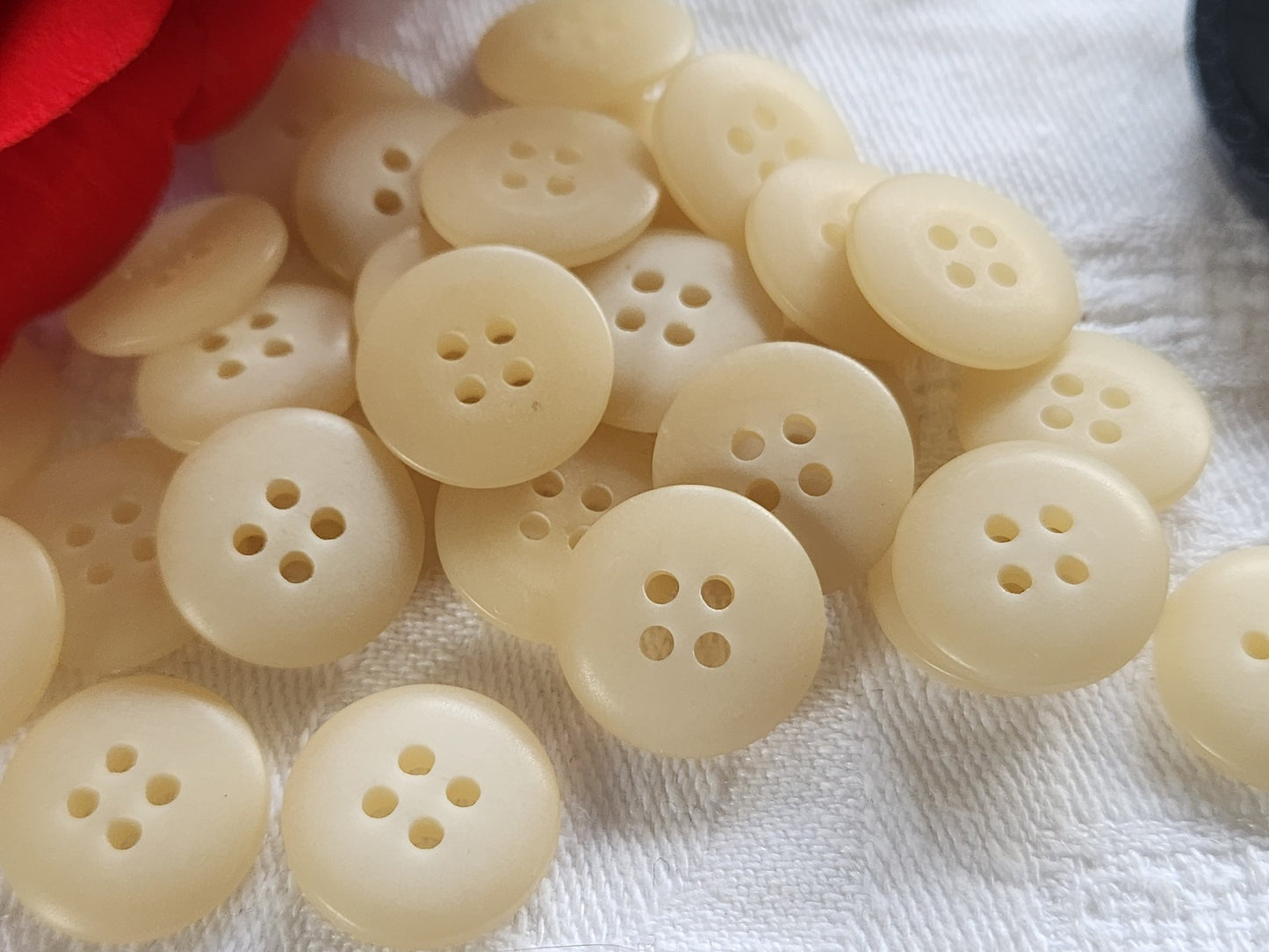 Lot 26  boutons vintage creme blanc trous 1,5 cm ref 2310