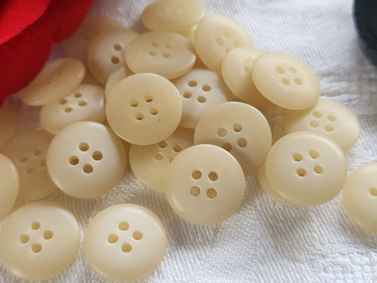Lot 26  boutons vintage creme blanc trous 1,5 cm ref 2310