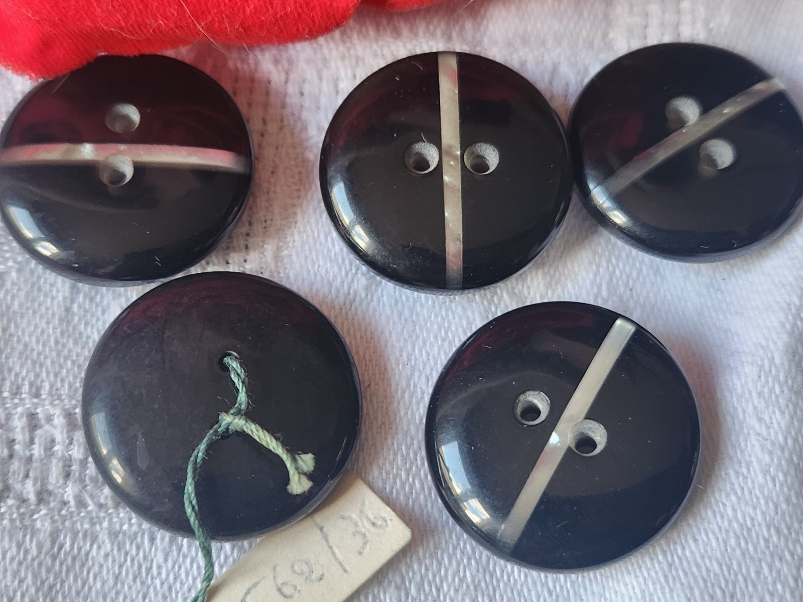 Lot 5 boutons vintage noir liseré blanc trous 2,2 cm ref 2100
