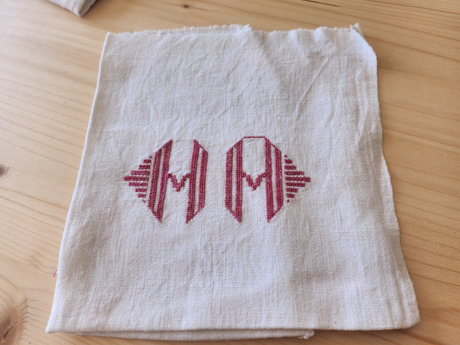 Monogramme ancien HH drap rouge teinte passée 5,6 cm sur 11 cm T8