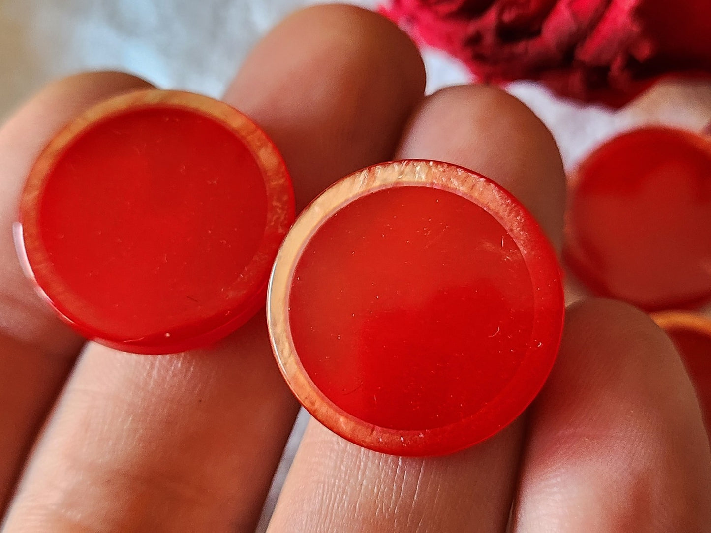Lot 5 gros boutons vintage rouge bord nacré 2,6 cm pied ref 2981