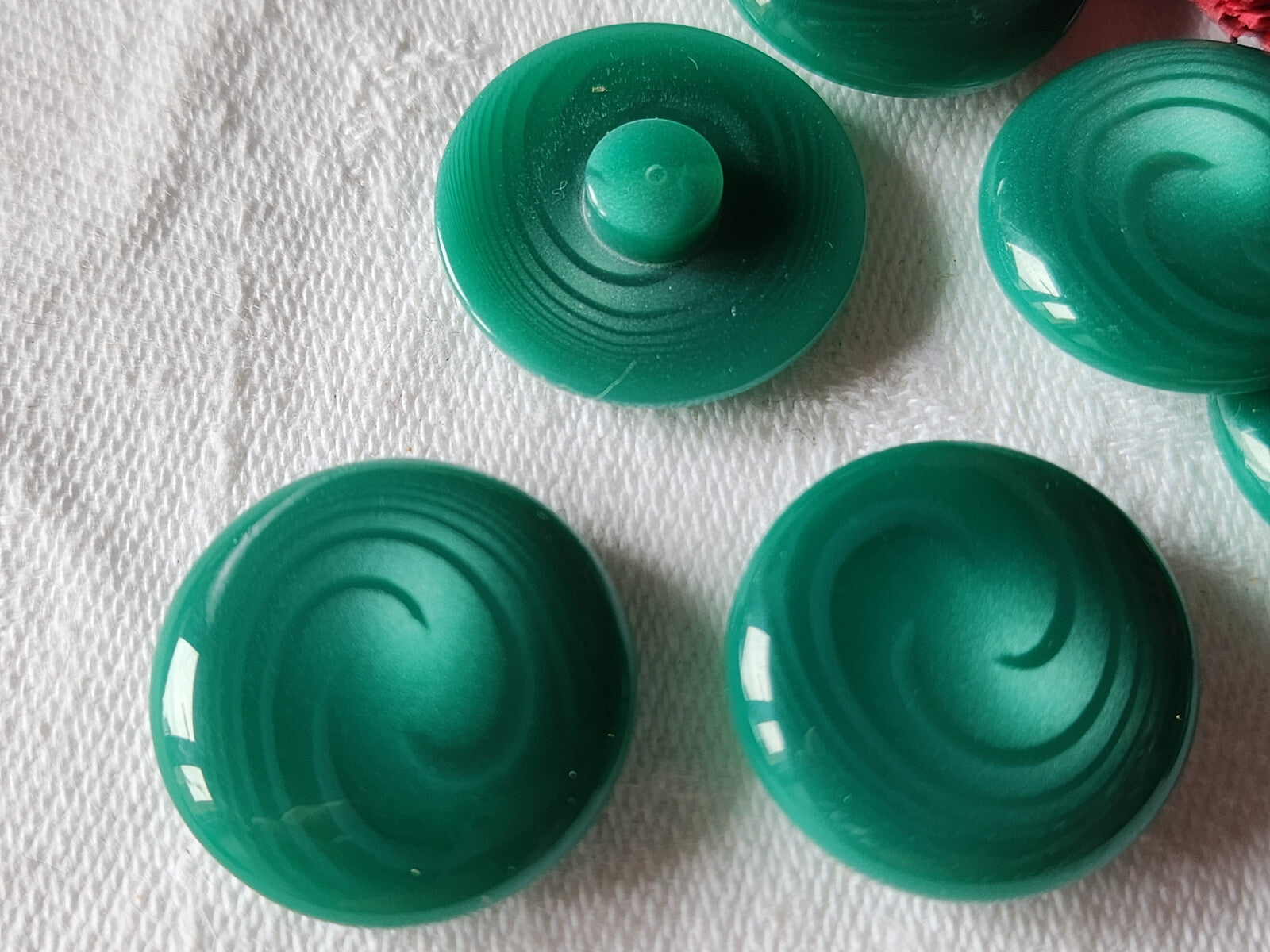 Lot 8 boutons vintage vert tourbillon pied 2,2 cm ref 3365
