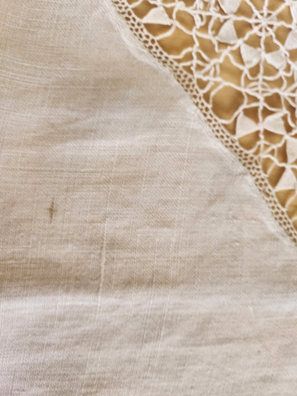 Ancienne nappe surnappe application jour  66 cm sur 88 B8