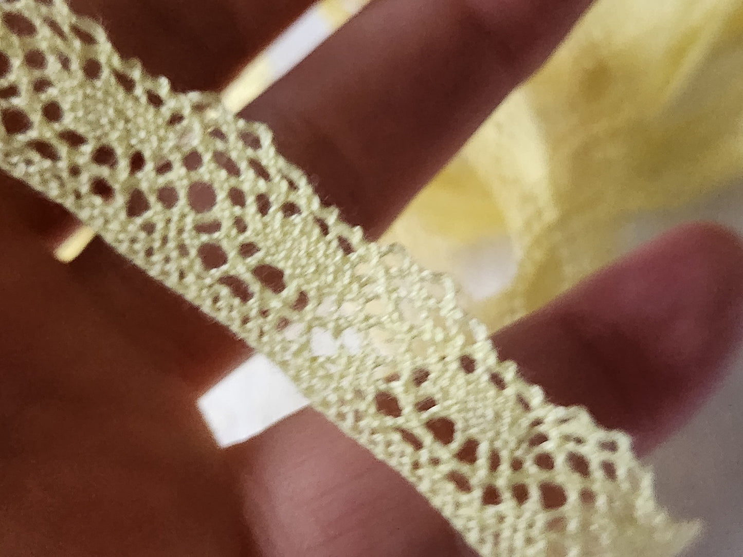 Dentelle vintage jaune  coton 3 métres sur 1,5 cm A6