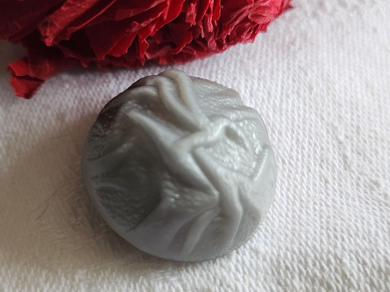 Bouton ancien en verre gris bombé haut 2,2 cm D15E