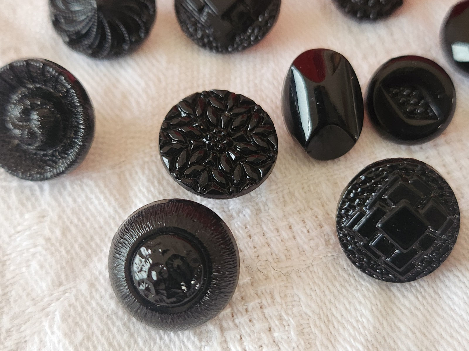 Lot 10 boutons anciens vintage  en verre noir  panaché 1,1 à 1,4 cm ref 6437