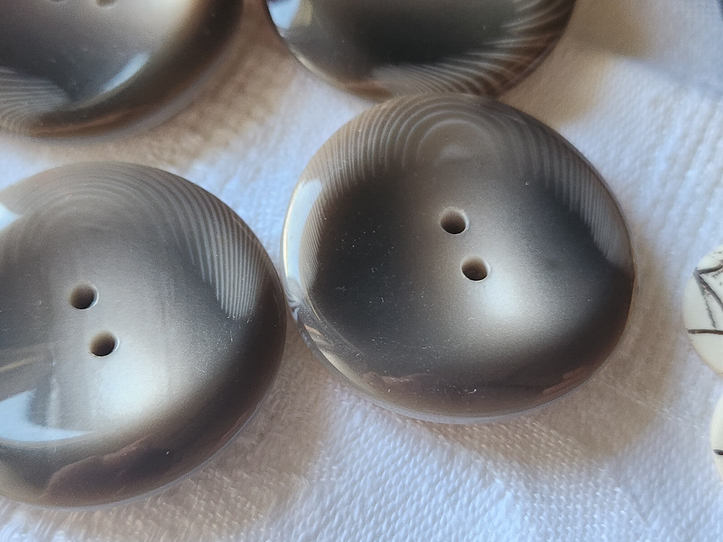 Lot 6 énormes boutons vintage marron cambré 3,4 cm trous ref 2448