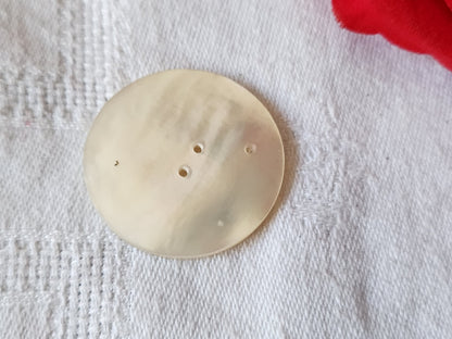 Gros bouton ancien en nacre blanc laiteux superbe 3,2 cm D8H